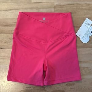 NWT Yogalicious Lux Crossover 5” Short Biker Pink Small